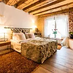 Oldhouse - Old Town *