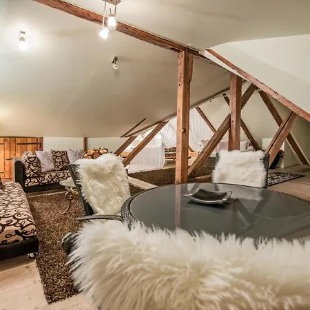 Oldhouse - Old Town *