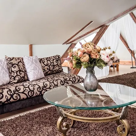 Oldhouse - Old Town *